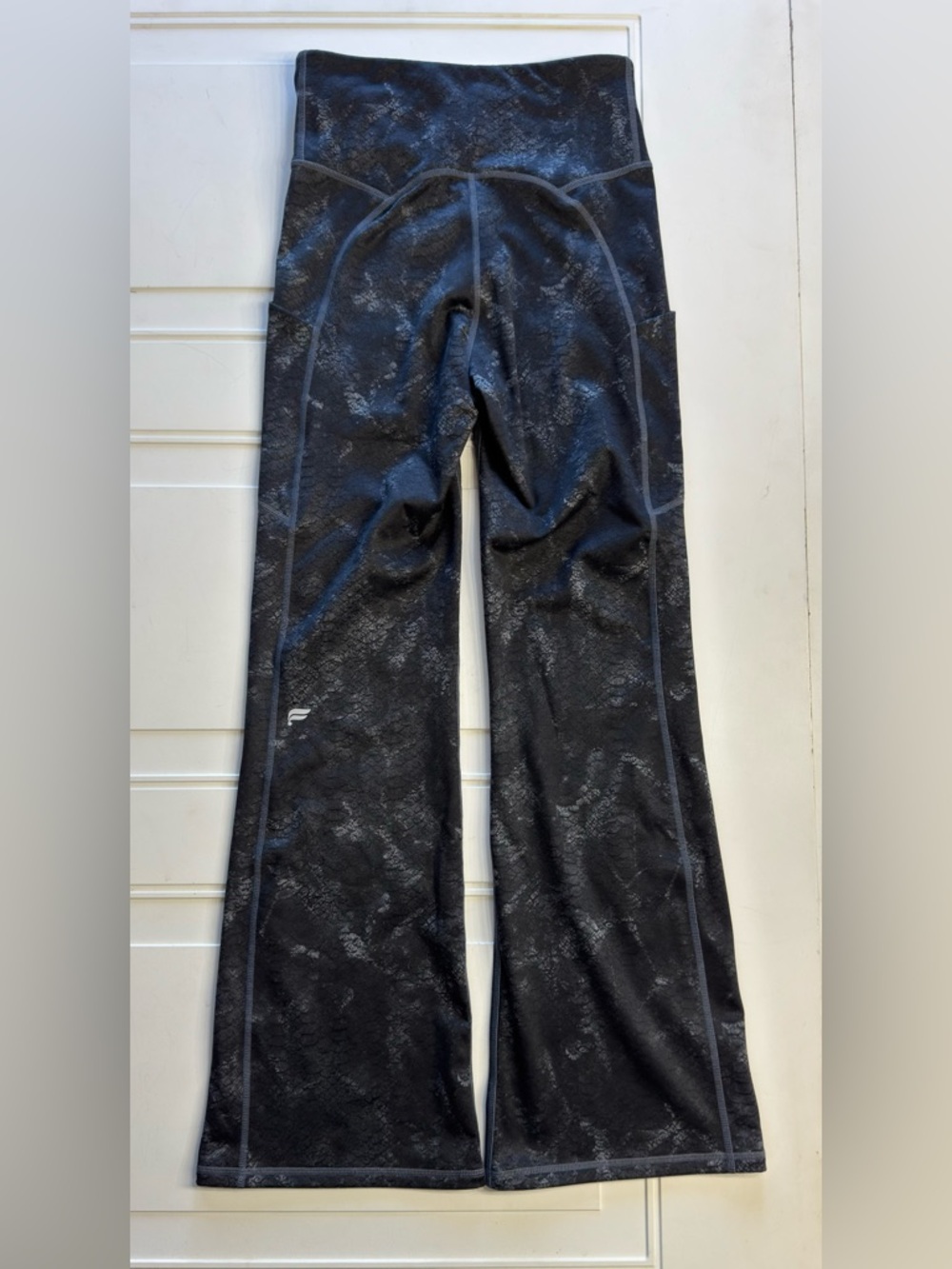 Fabletics Wmns Sz S Short Gray Snakeskin Print Flare Yoga Pants Leggings Pocket - Picture 5 of 6